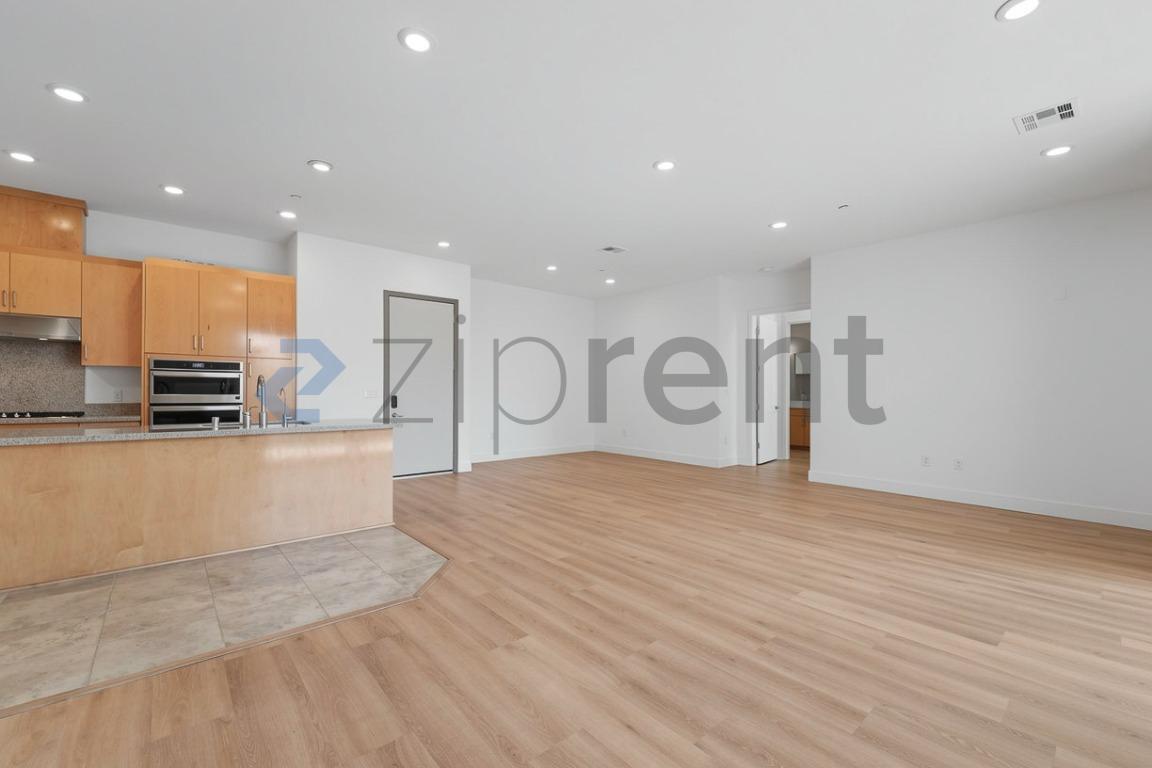 Building Photo - Unit 407