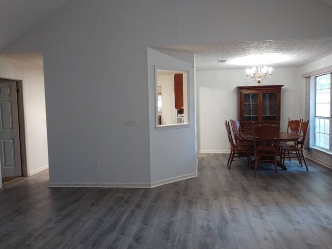 Building Photo - 525 Longwood Ln