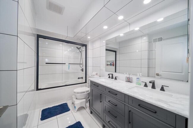 Building Photo - 302 Heights Dr