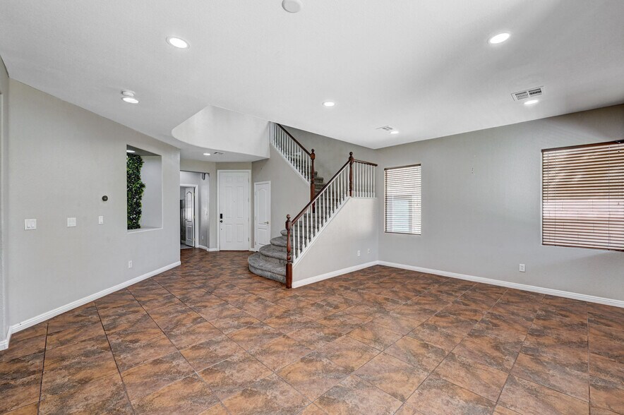 Building Photo - 8125 Chestnut Hollow Ave