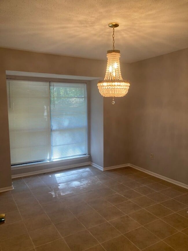 Building Photo - Moss Point 3 Bedroom