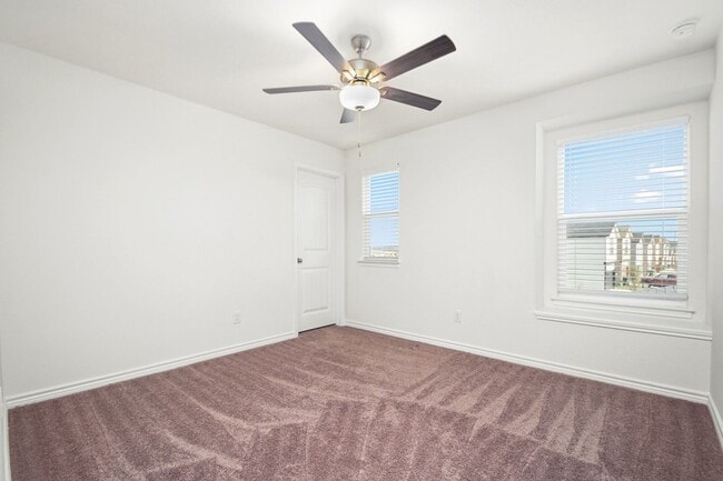 Building Photo - 4 bedroom with office and loft just South San Antonio