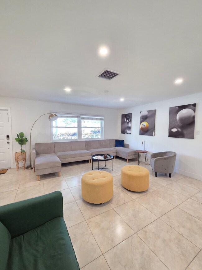 Building Photo - 806 NE 4th St