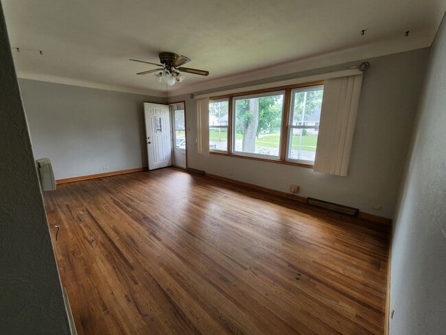 Building Photo - Great NE 3 bedroom 1.5 bath Near Center Po...