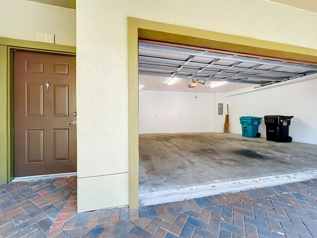 Building Photo - LUXURY 3 Bedroom / 2 Bath Townhome in a ga...