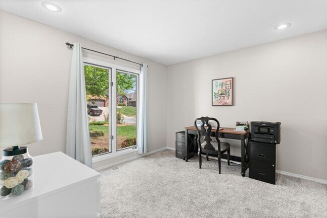 Building Photo - 840 E Gaslight Dr