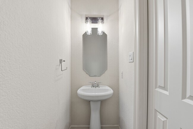 Building Photo - 3209 Clearview Cir