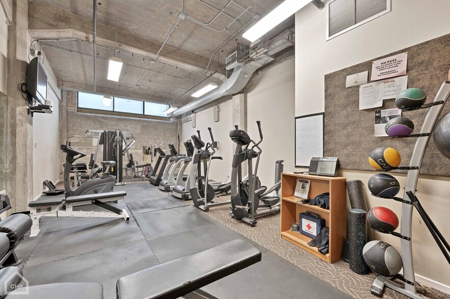 Building Photo - 210 S Desplaines St