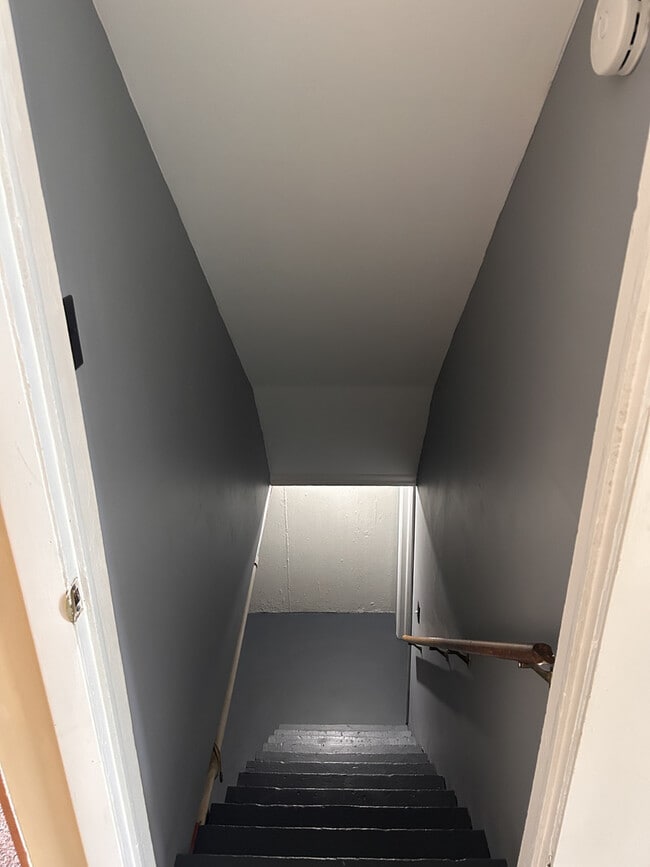 Building Photo - 208 Dee Rd