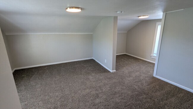 Building Photo - 223 E Maple St
