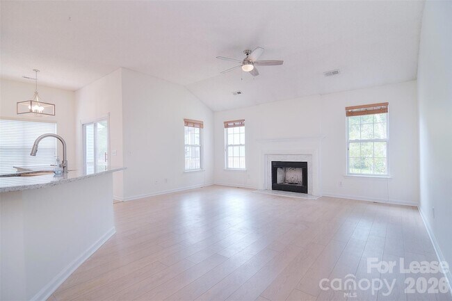 Building Photo - 550 Carlisle Dr