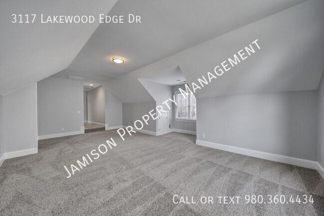 Building Photo - 3117 Lakewood Edge Dr