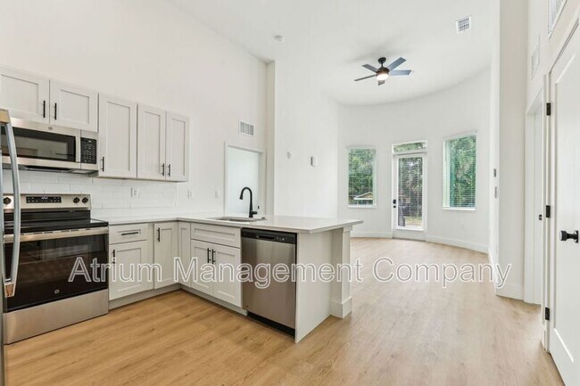 Building Photo - 221 S Bumby Ave
