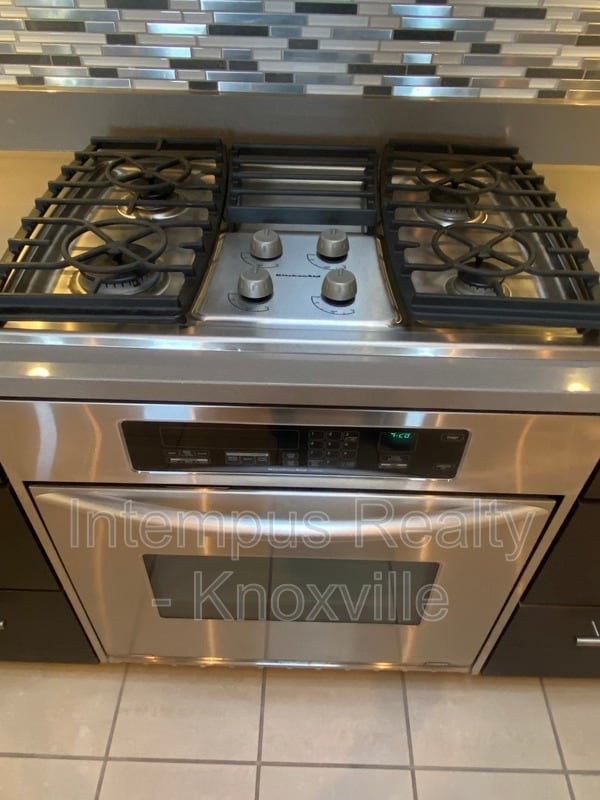 Building Photo - 106 W Summit Hill Dr SW