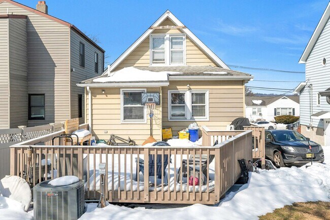 Building Photo - 632 Chase Ave