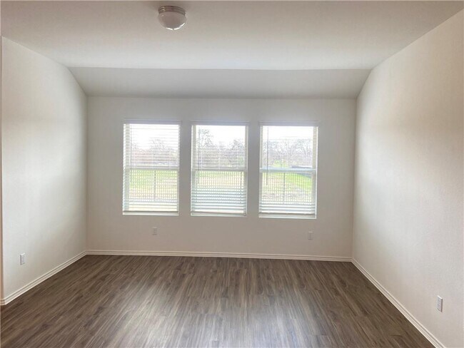 Building Photo - 1420 Chad Dr