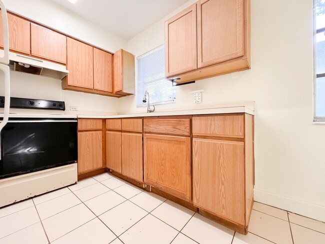 Building Photo - 1021 NE 8th Ave