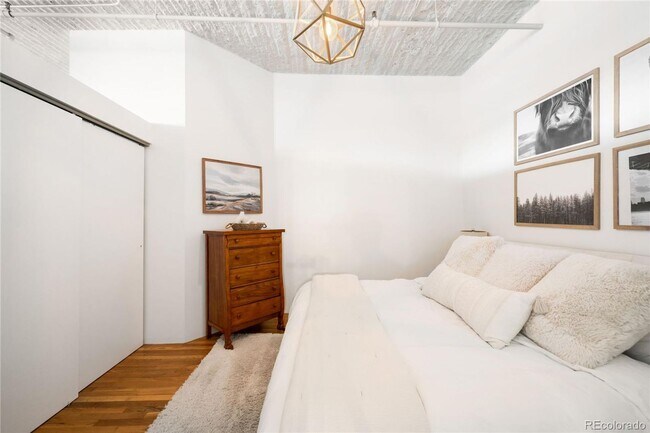 Building Photo - Blake