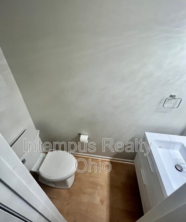 Building Photo - 2071 Stratford Ct