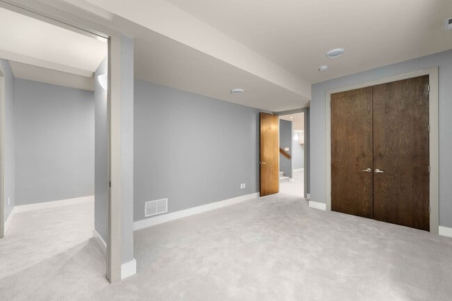 Building Photo - LUX 4BD, 5BA SloHi Home with Finished Base...