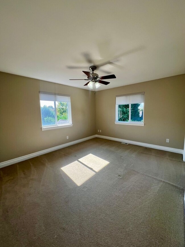 Building Photo - Beautiful 3 Bedroom in Private Community!