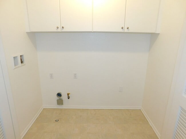 Building Photo - Beautiful Tri Level 2 Bed 2.5 Bath Single ...
