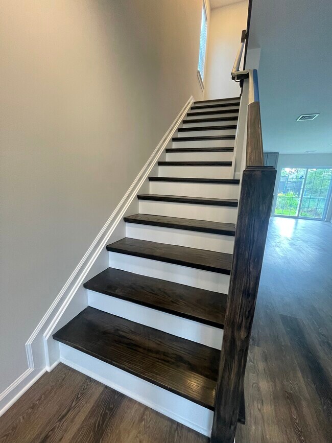 Building Photo - 416 ShadyNook St