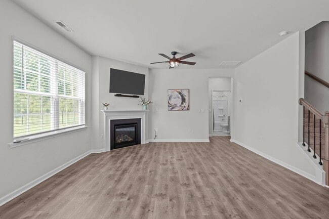 Building Photo - Spacious 5 Bedroom Home with a Fully Fence...