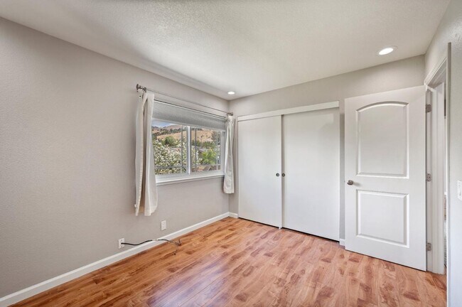 Building Photo - 3661 Slopeview Dr