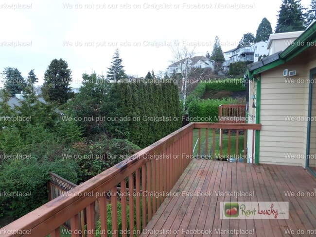 Building Photo - INCREDIBLE VIEWS!! Large 2-Bedroom + Den Duplex with 3-Car Garage in Fantastic Federal Way Neighb...