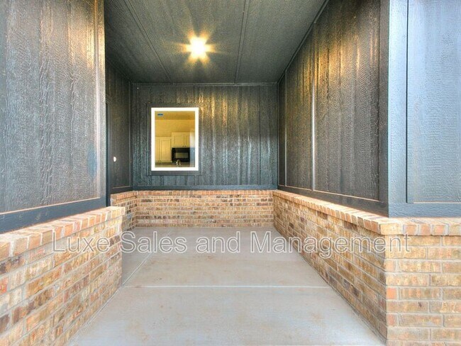 Building Photo - 8012 NW 110th Dr