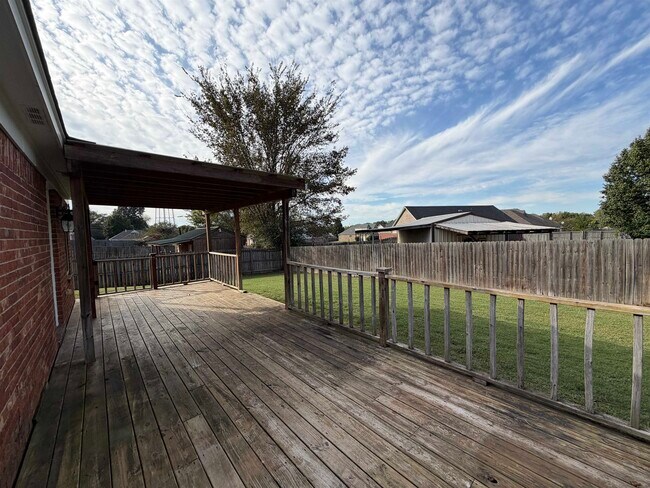 Building Photo - 270 Village Dr