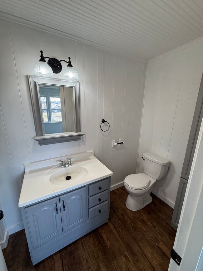 Building Photo - 3 Bed/2 Bath House with LARGE Front and Back Yard