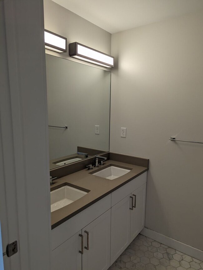 Building Photo - Brighton luxury 2 bedroom 2 bath with parking for January 1