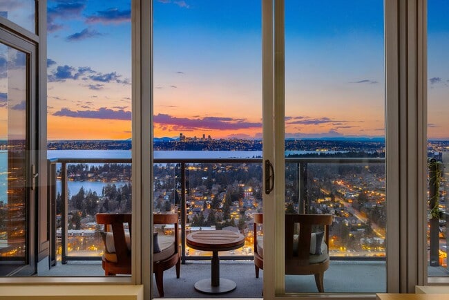 Building Photo - 3Bd/2.5Ba Bellevue Condo
