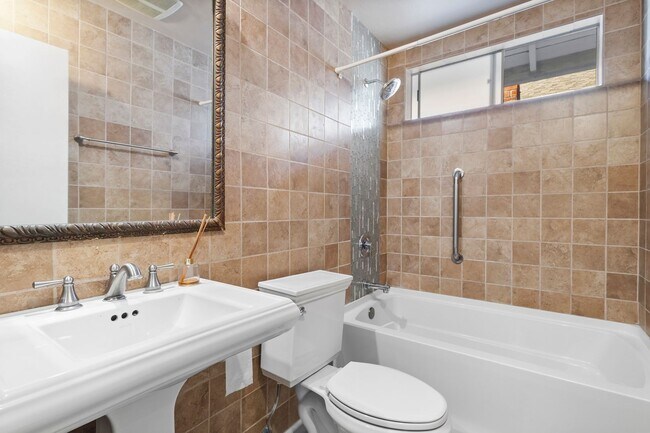 Building Photo - 3 Bedroom 2 Bathroom home available DECEMB...