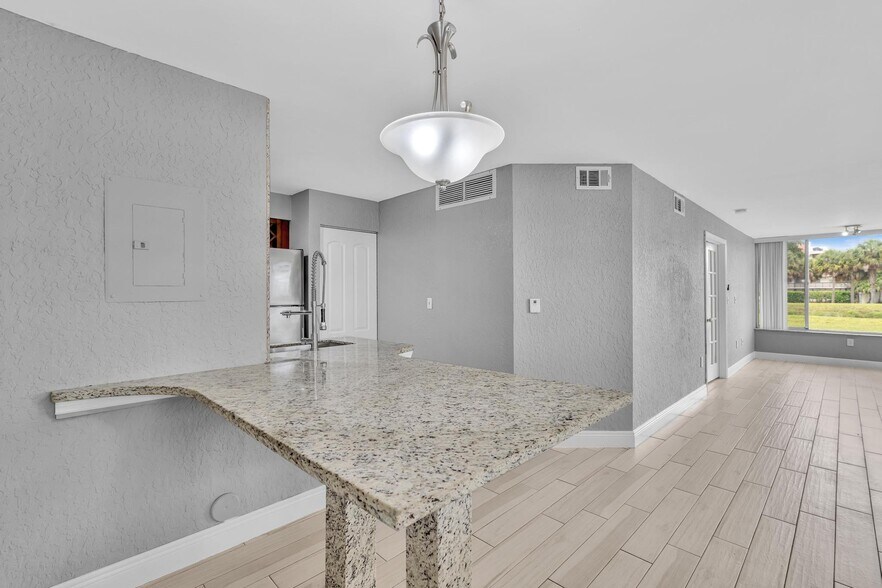 Building Photo - 2851 N Oakland Forest Dr