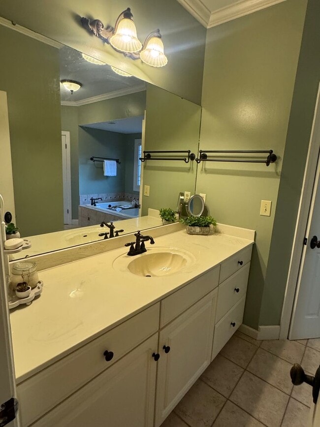 Building Photo - Towne Lake Home