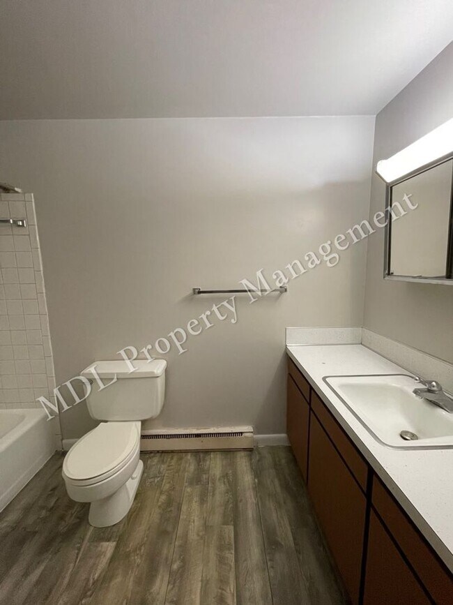 Building Photo - 121 N Woodbridge St