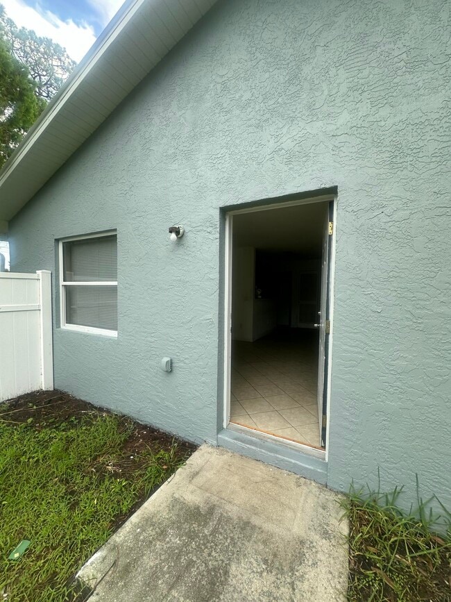Building Photo - 5106 Sanibel Ave