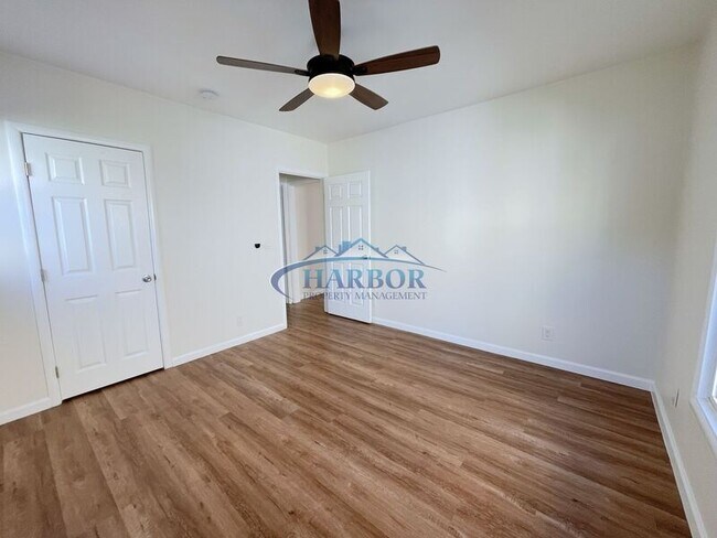 Building Photo - 1016 N Serrano Ave