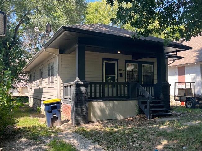 Primary Photo - 4242 Flora Ave