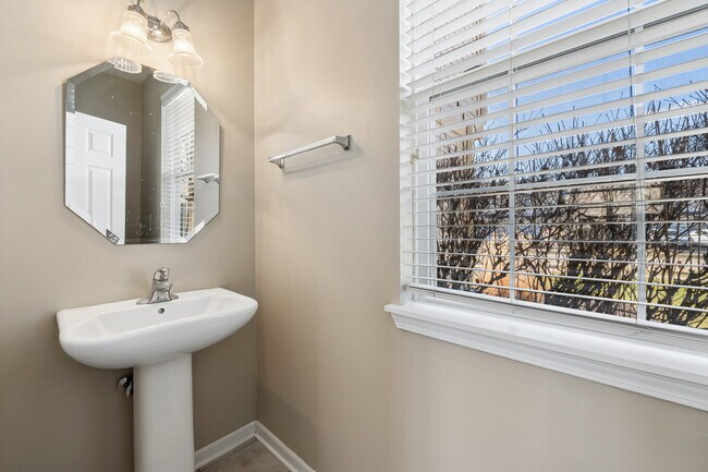 Building Photo - 2326 Sunshine Ln