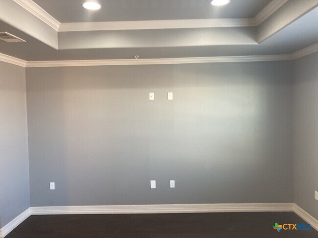 Building Photo - 2710 S Clear Creek Rd