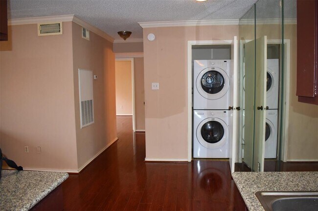 Building Photo - 2750 Holly Hall St