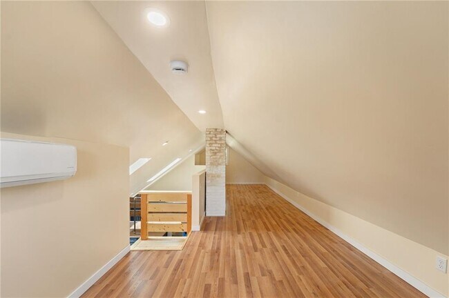 Building Photo - 32 Richmond St