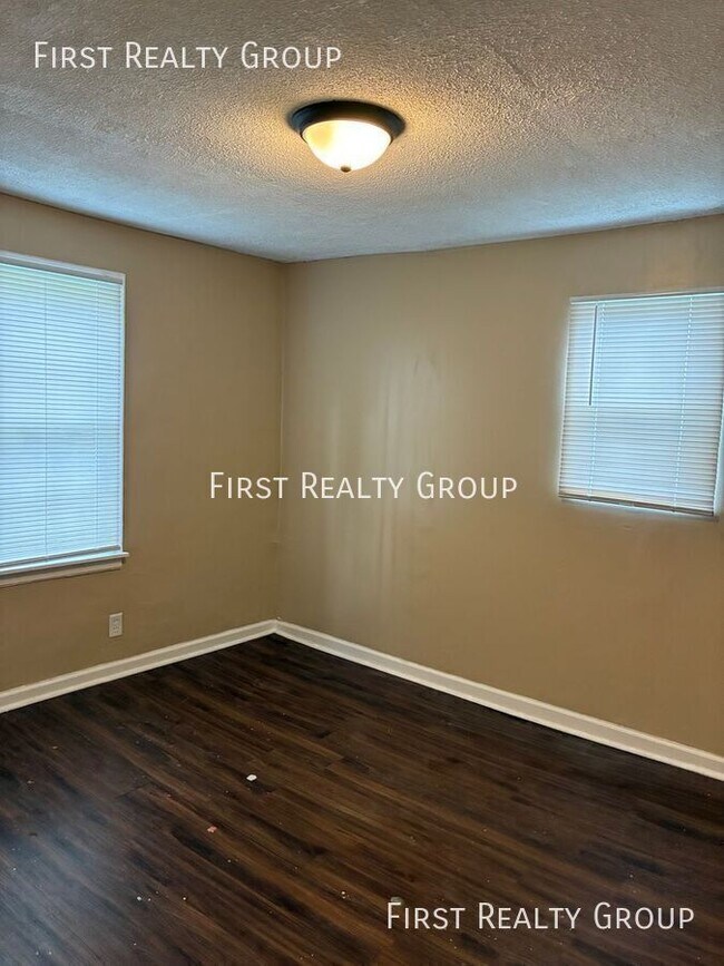 Building Photo - 2924 Preston St