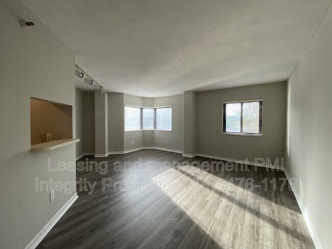 Building Photo - 11550 Southfork Ave