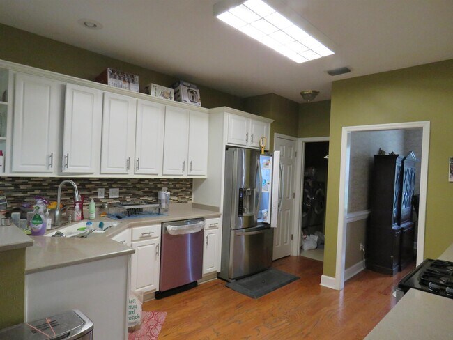 Building Photo - 8113 Glenmore Dr