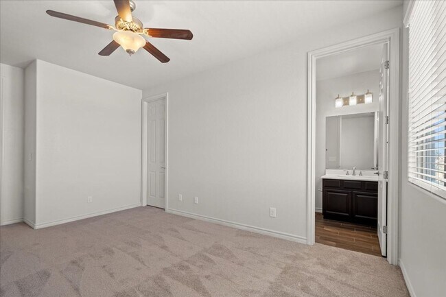 Building Photo - Fabulous Home with NexGen Sutie!